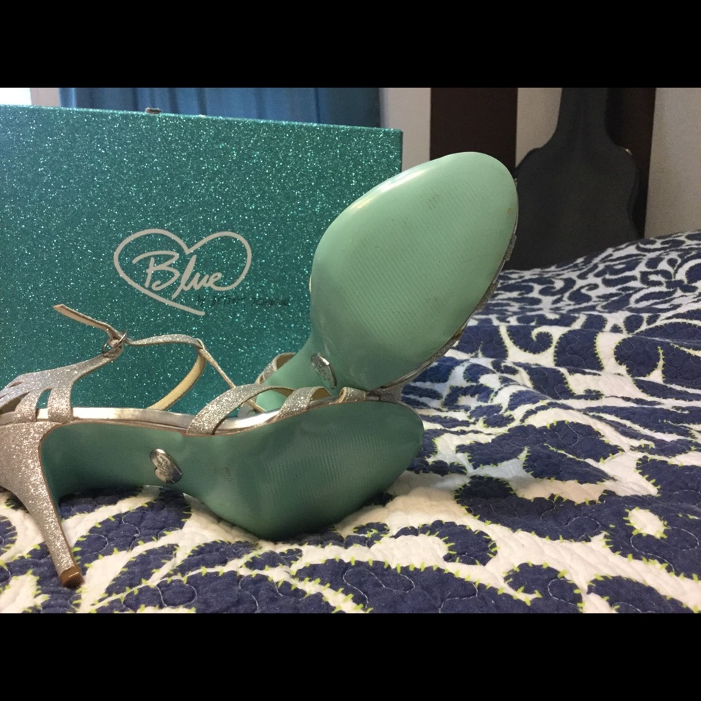Betsy Johnson Blue Label T Strap Sandle - Picture 2 of 3